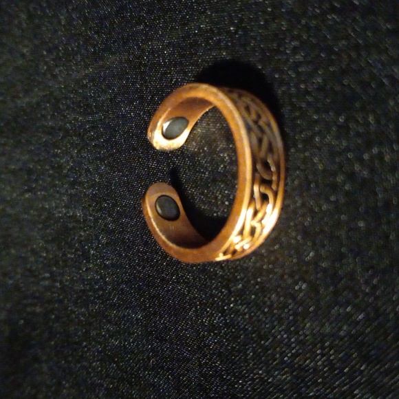 Copper and magnets wellness ring. Adjust to most sizes - Picture 2 of 4